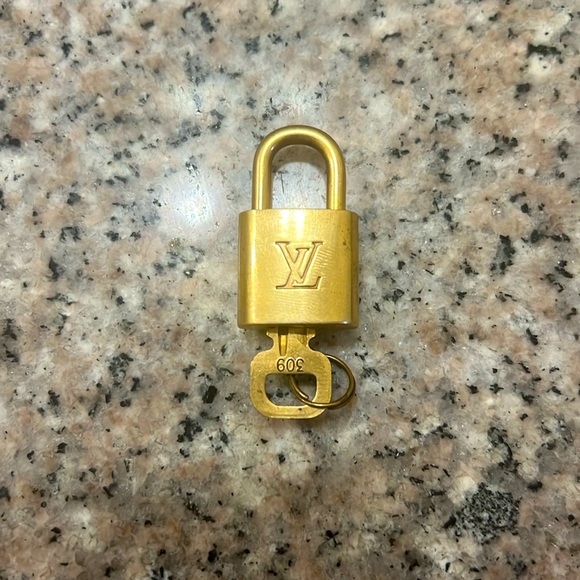LV padlock - number 309 - Great shape - Picture 1 of 4